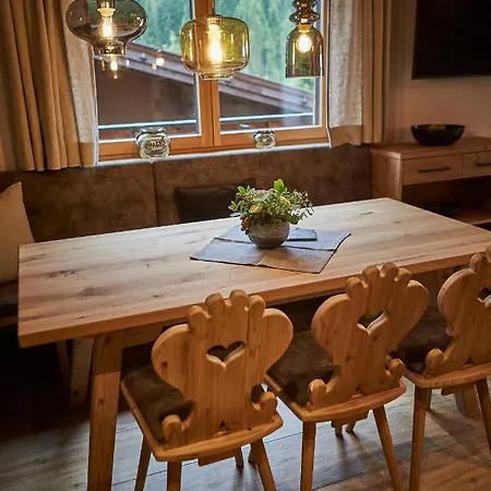 Alpstuga Dirndl Und Buam