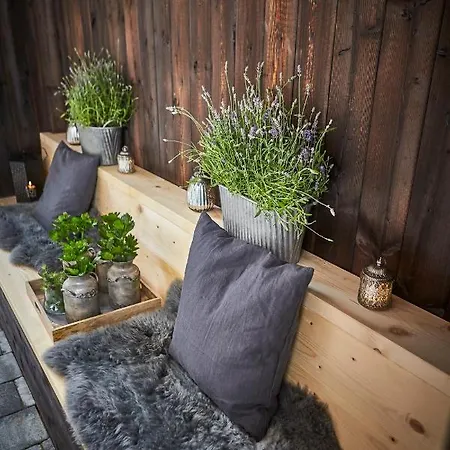 Alpstuga Dirndl Und Buam *