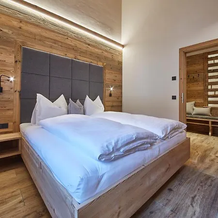 Alpstuga Dirndl Und Buam