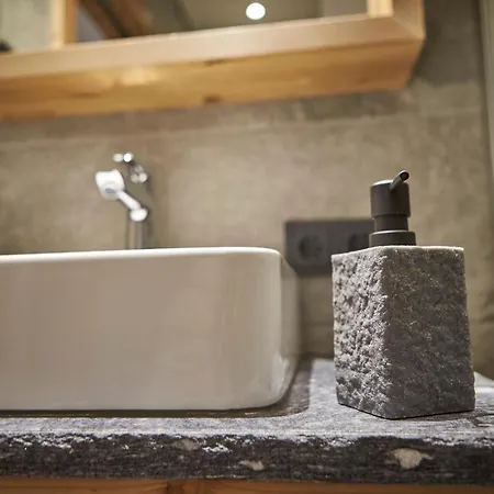 Alpstuga Dirndl Und Buam *