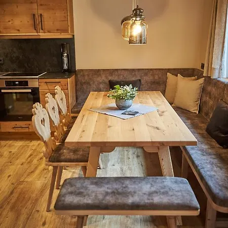 Dirndl Und Buam Alpstuga *