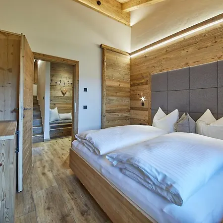 Dirndl Und Buam Alpstuga *