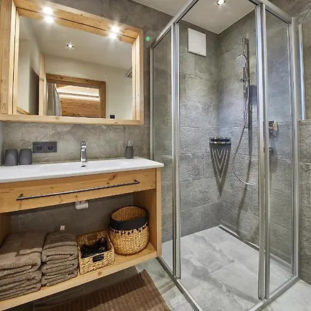 Alpstuga Dirndl Und Buam