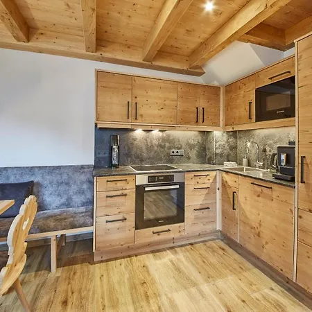 Dirndl Und Buam Alpstuga Saalbach-Hinterglemm